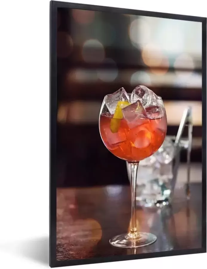 PosterMonkey Fotolijst incl. Poster Gin tonic met rode vruchten op een houten tafel 40x60 cm Posterlijst