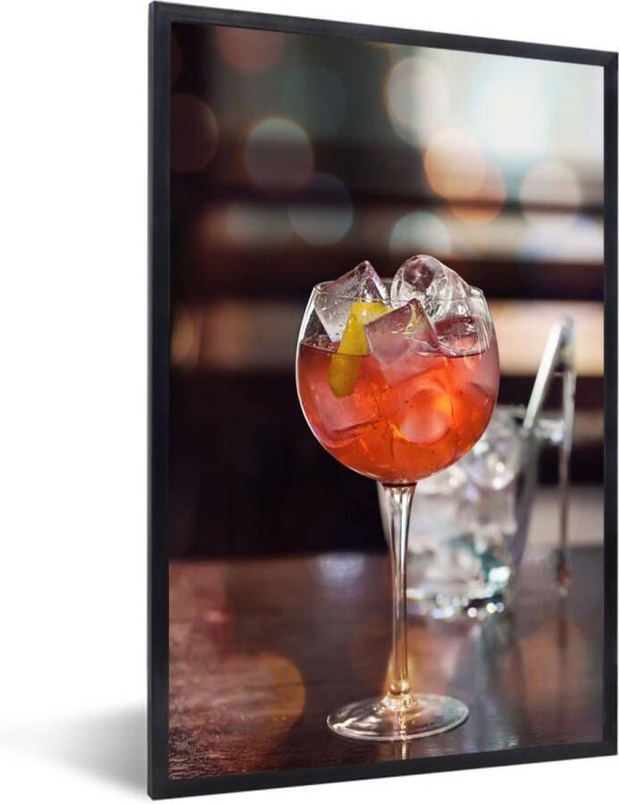 PosterMonkey Fotolijst incl. Poster Gin tonic met rode vruchten op een houten tafel 80x120 cm Posterlijst