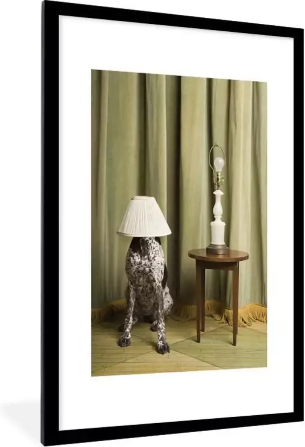 PosterMonkey Fotolijst incl. Poster Hond met een lampenkap op zijn hoofd 60x90 cm Posterlijst