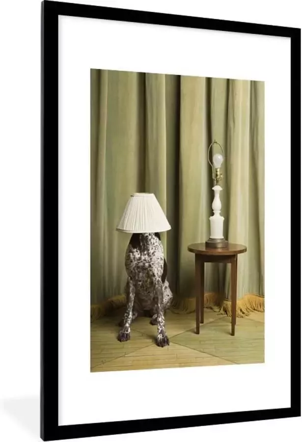 PosterMonkey Fotolijst incl. Poster Hond met een lampenkap op zijn hoofd 80x120 cm Posterlijst - Foto 1