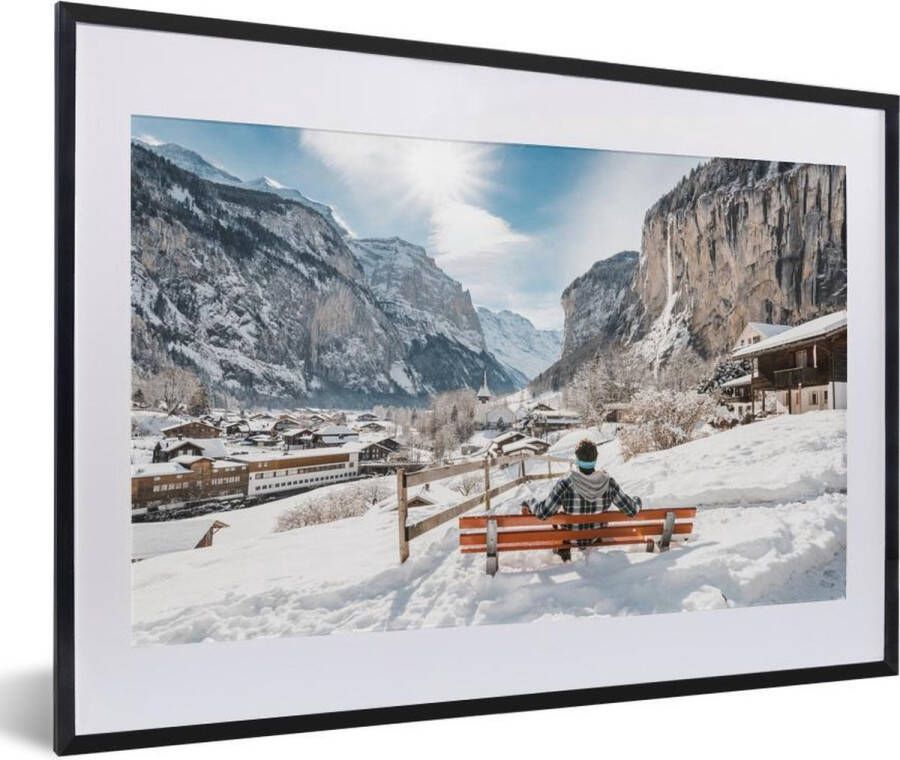 PosterMonkey Fotolijst incl. Poster Man op een bank tijdens de winter in Zwitserland 60x40 cm Posterlijst - Foto 2
