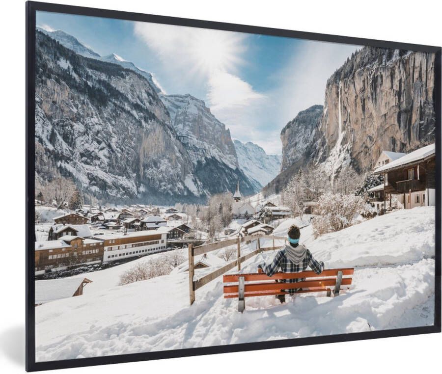 PosterMonkey Fotolijst incl. Poster Man op een bank tijdens de winter in Zwitserland 90x60 cm Posterlijst