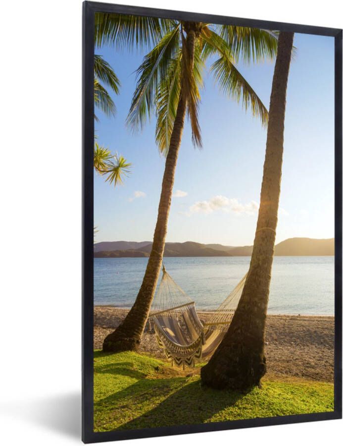 PosterMonkey Foto in lijst Twee palmbomen op het strand met een hangmat fotolijst zwart 20x30 cm Poster in lijst (Wanddecoratie woonkamer slaapkamer) Zee en Strand - Foto 1
