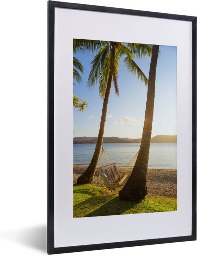 PosterMonkey Foto in lijst Twee palmbomen op het strand met een hangmat fotolijst zwart met witte passe-partout 40x60 cm Poster in lijst (Wanddecoratie woonkamer slaapkamer) Zee en Strand - Foto 3