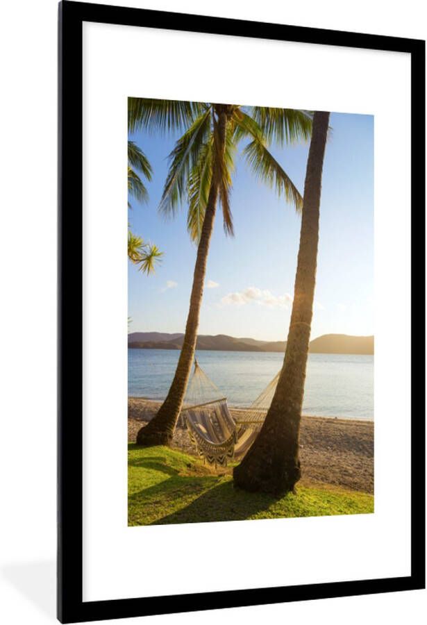 PosterMonkey Foto in lijst Twee palmbomen op het strand met een hangmat fotolijst 60x90 cm Poster in lijst (Wanddecoratie woonkamer slaapkamer) Zee en Strand - Foto 1