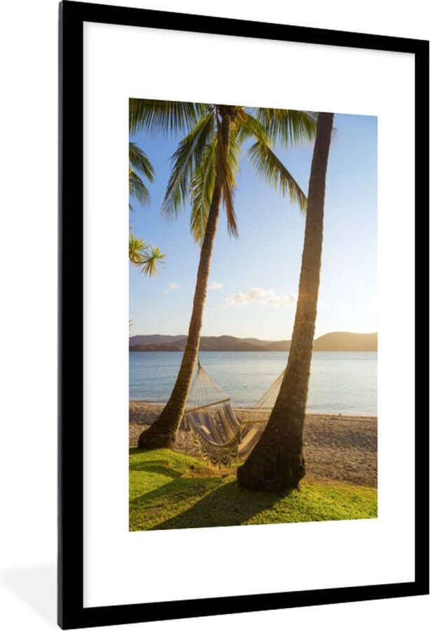 PosterMonkey Foto in lijst Twee palmbomen op het strand met een hangmat fotolijst 80x120 cm Poster in lijst (Wanddecoratie woonkamer slaapkamer) Zee en Strand - Foto 1