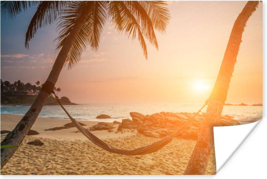 PosterMonkey Hangmat op een Sri Lankaans strand Poster 120x80 cm Foto print op Poster (wanddecoratie woonkamer slaapkamer) Zee en Strand