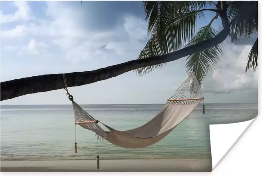 PosterMonkey Hangmat vastgeknoopt aan een palmboom bij een strand Poster 120x80 cm Foto print op Poster (wanddecoratie woonkamer slaapkamer) Zee en Strand