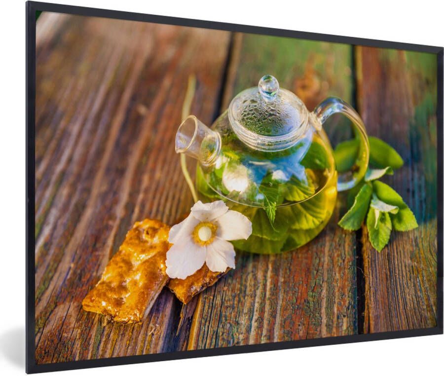 PosterMonkey Fotolijst incl. Poster Glazen theepot op een houten tafel 90x60 cm Posterlijst