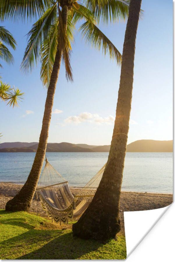 PosterMonkey Twee palmbomen op het strand met een hangmat Poster 40x60 cm Foto print op Poster (wanddecoratie woonkamer slaapkamer) Zee en Strand