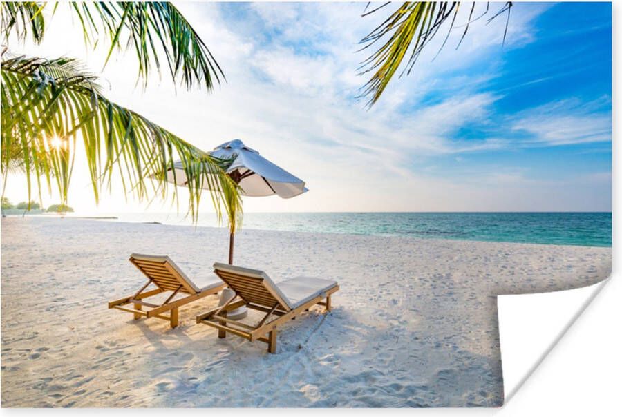 PosterMonkey Strandstoelen en een parasol op een tropisch strand Poster 60x40 cm Foto print op Poster (wanddecoratie woonkamer slaapkamer) Landschappen Poster Zee en Strand