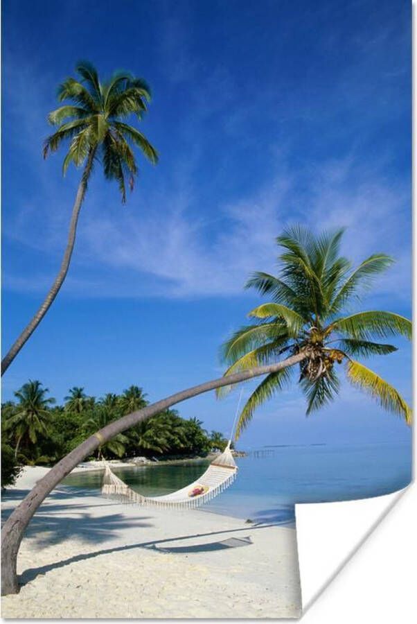 PosterMonkey Twee palmbomen op het strand met een hangmat Poster 60x90 cm Foto print op Poster (wanddecoratie woonkamer slaapkamer) Zee en Strand