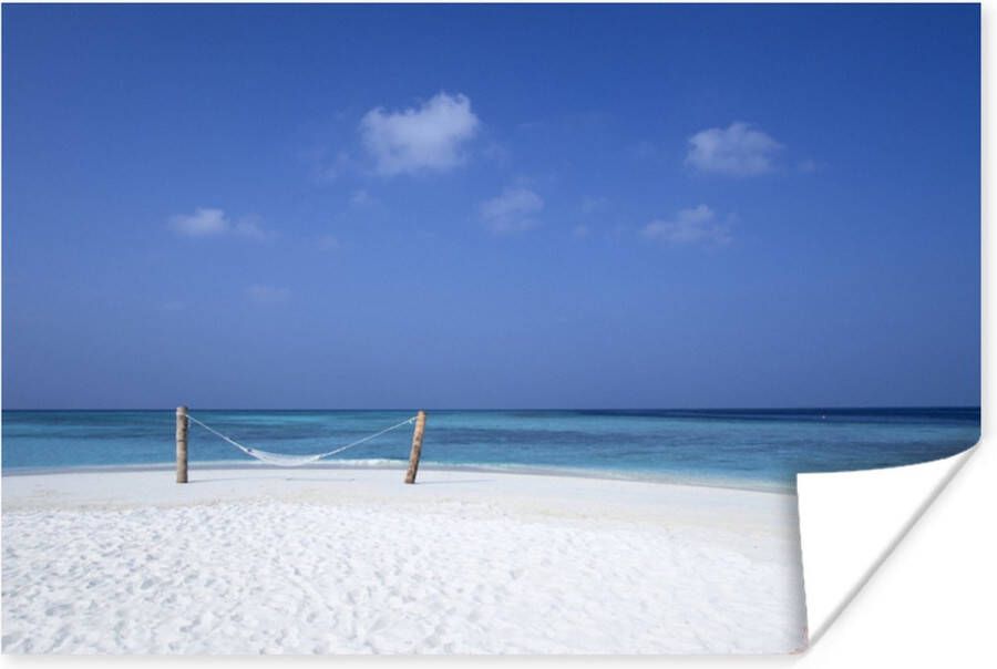 PosterMonkey Wit strand met een hangmat bij de Maldiven Poster 90x60 cm Foto print op Poster (wanddecoratie woonkamer slaapkamer) Zee en Strand