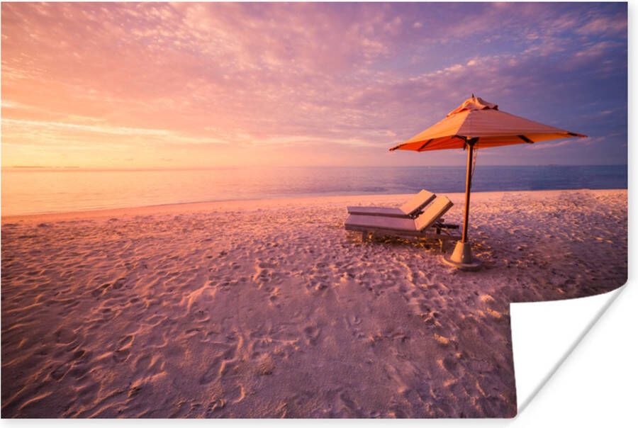 PosterMonkey Zonsondergang boven twee ligbedden op het strand poster papier 90x60 cm Foto print op Poster (wanddecoratie woonkamer slaapkamer) Zee en Strand