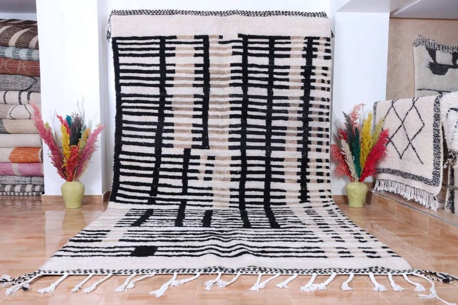 Poufs&Pillows Handgeweven Berber Tapijt Beni Ourain 305 x 190 cm Handgemaakt met een uniek zwart wit patroon Traditioneel Hoogpolig Vloerkleed