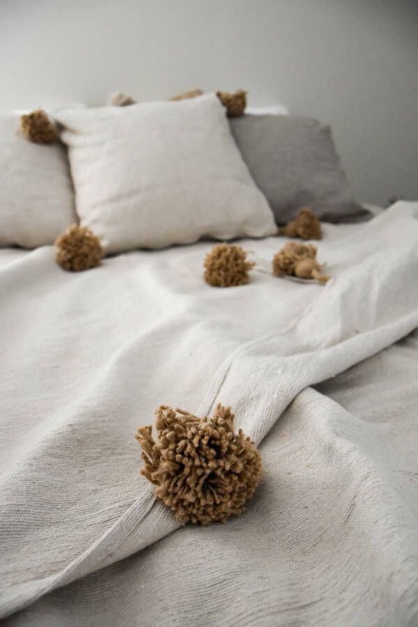 Poufs&Pillows Pom deken creme wit met beige pom poms – Ideaal als sprei voor je bed of deken voor op de bank handgeweven uit wol & katoen 100 x 200cm Plaid woon- en slaapkamer