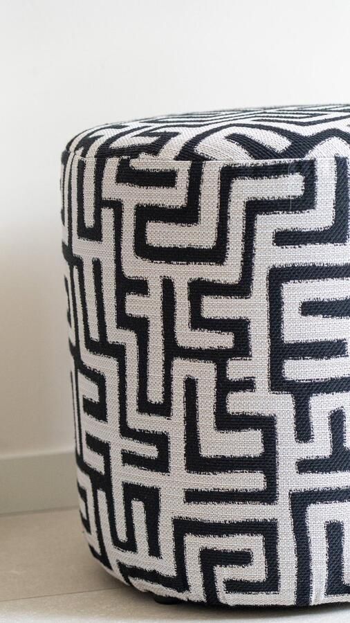 Poufue Luxe Poef met Print Maze Black Tall Round