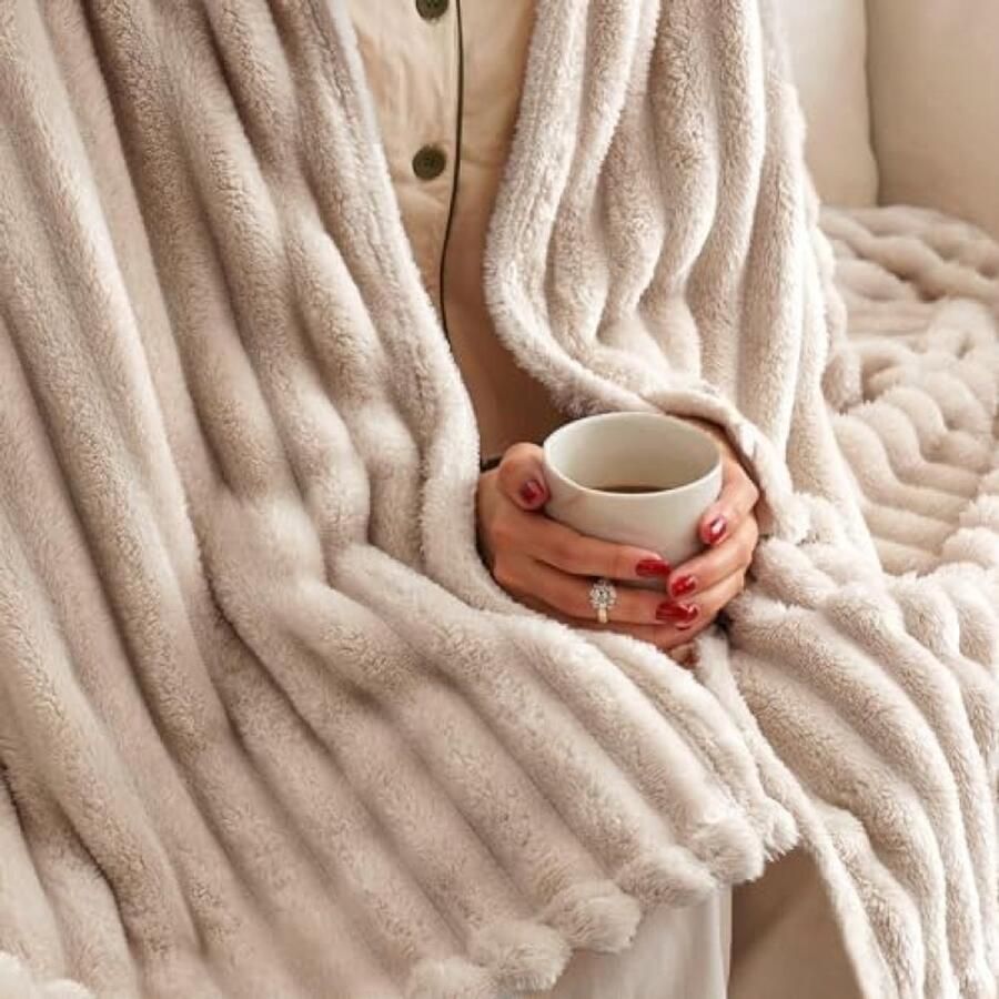 PromoHome Zachte Fleece Plaid Deken Warme Corduroy Look Deken voor Bank en Bed 150x200 cm Beige Geschikt voor Alle Seizoenen