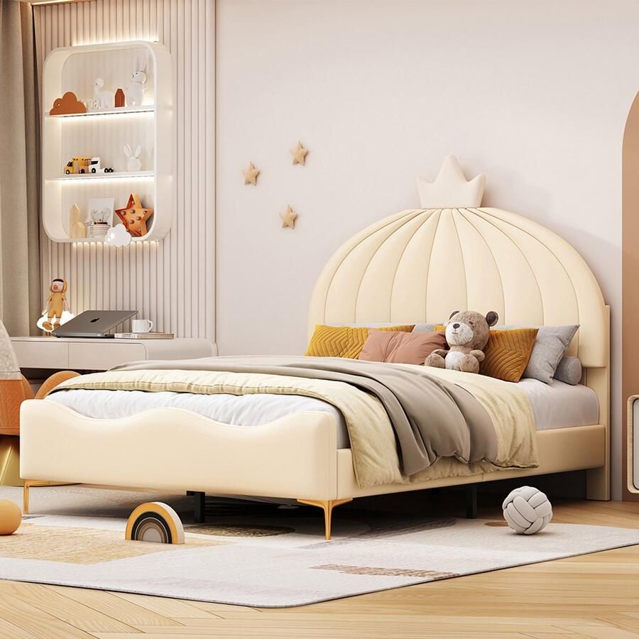 Pugsdrly Gestoffeerd Kinderbed 140x200 cm Gestoffeerd hoofdeinde van kunstleer met kroonlijst & cartoonmotief Gebogen uiteinde + hoog metalen voeteneinde Met lattenbodem Ideaal als junior- of gastenbed Beige