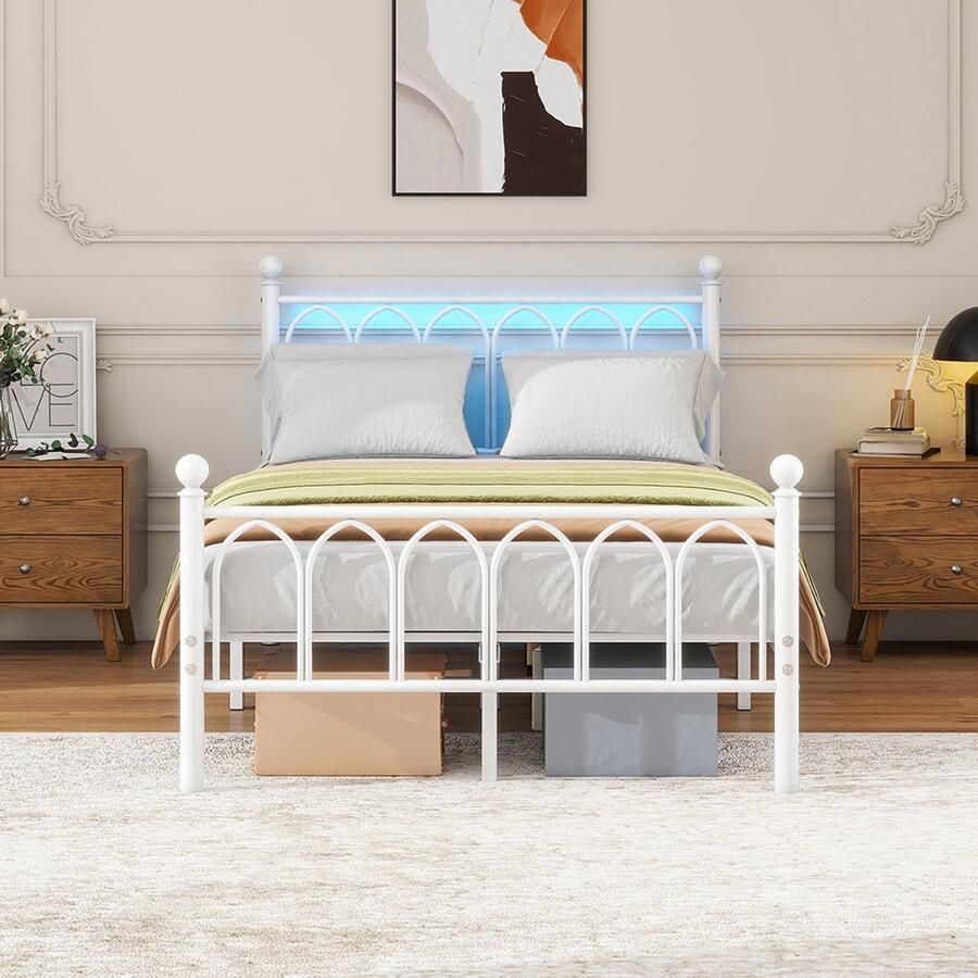 Pugsdrly Metalen bedframe 120 x 200 cm met vintage hoofdeinde en voeteneinde USB-oplaadstation LED-bedframe ultrastevige stalen latten opbergruimte onder het bed geen lattenbodem nodig wit