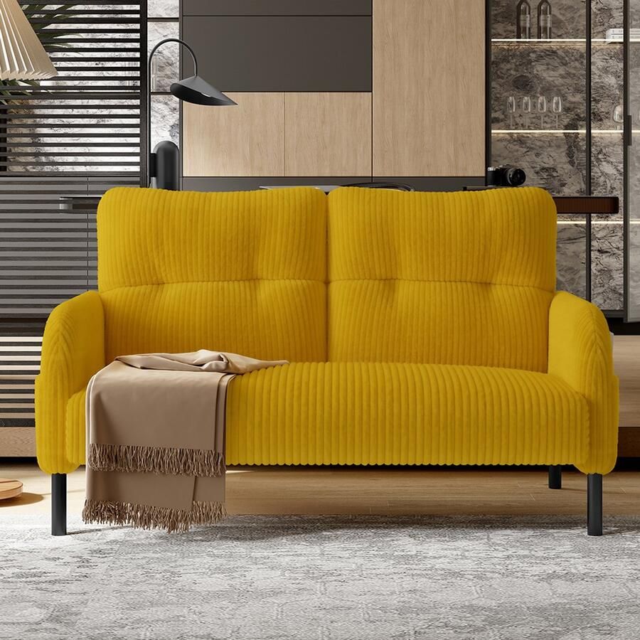 Pugsdrly Tweezitsbank in corduroy met comfortabele vulling Hoge rugleuning en zijvakken Metalen poten Geïntegreerde zijvakken Uitnodigende zachtheid en optimale ondersteuning Perfect voor thuiskantoren