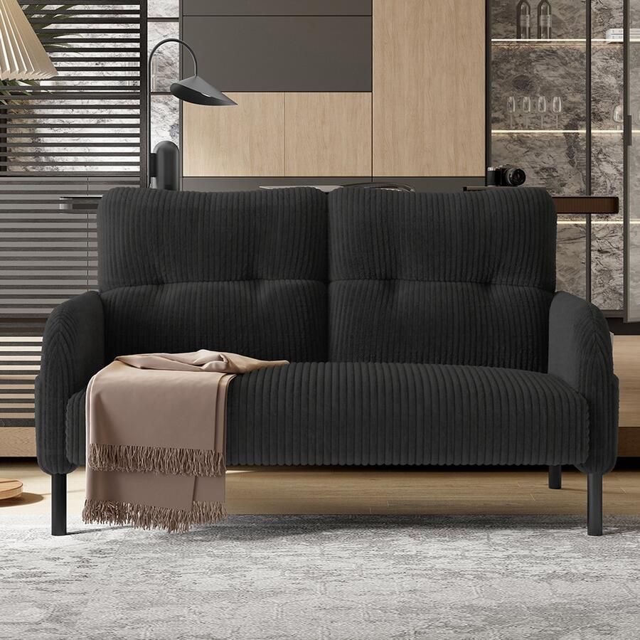 Pugsdrly Tweezitsbank in corduroy met comfortabele vulling Hoge rugleuning en zijvakken Metalen poten Geïntegreerde zijvakken Uitnodigende zachtheid en optimale ondersteuning Perfect voor thuiskantoren