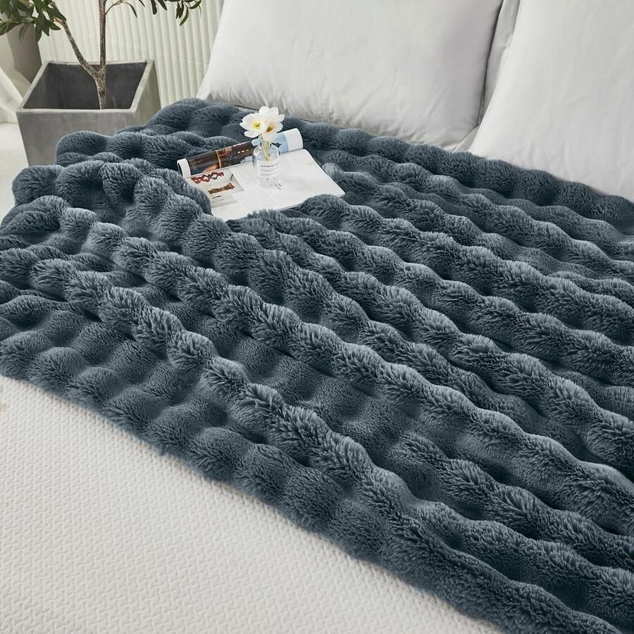 Qelus Extreem Zachte Shaggy Deken 160x200cm Luxe Konijnenbontlook met Golfdesign voor Bank Bed & Reis Snel Pluizig Knus Warmtegevoel Donkergrijs