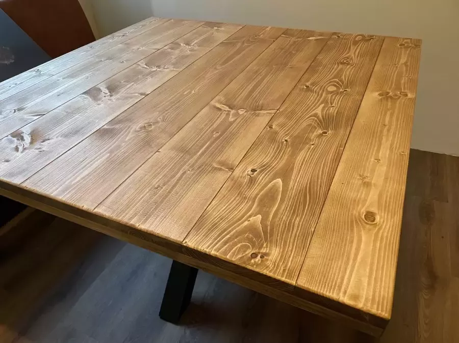 Quattro Design meubels Eettafel Tendenza Base (vierkant) 1.00 x 1.00 tafelblad steigerhout in kleur naar keuze stalen matrix-poot Quattro Design
