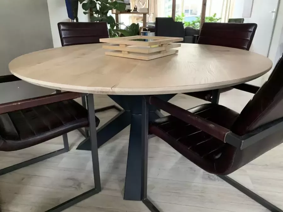 Quattro Design meubels Eiken eettafel rond Stretto massief eikenhout doorsnede 1.40 met (zwart) stalen matrix poot Quattro Design