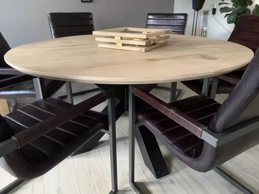 Quattro Design meubels Eiken eettafel rond Stretto massief eikenhout doorsnede 1.60 met (zwart) stalen matrix poot Quattro Design
