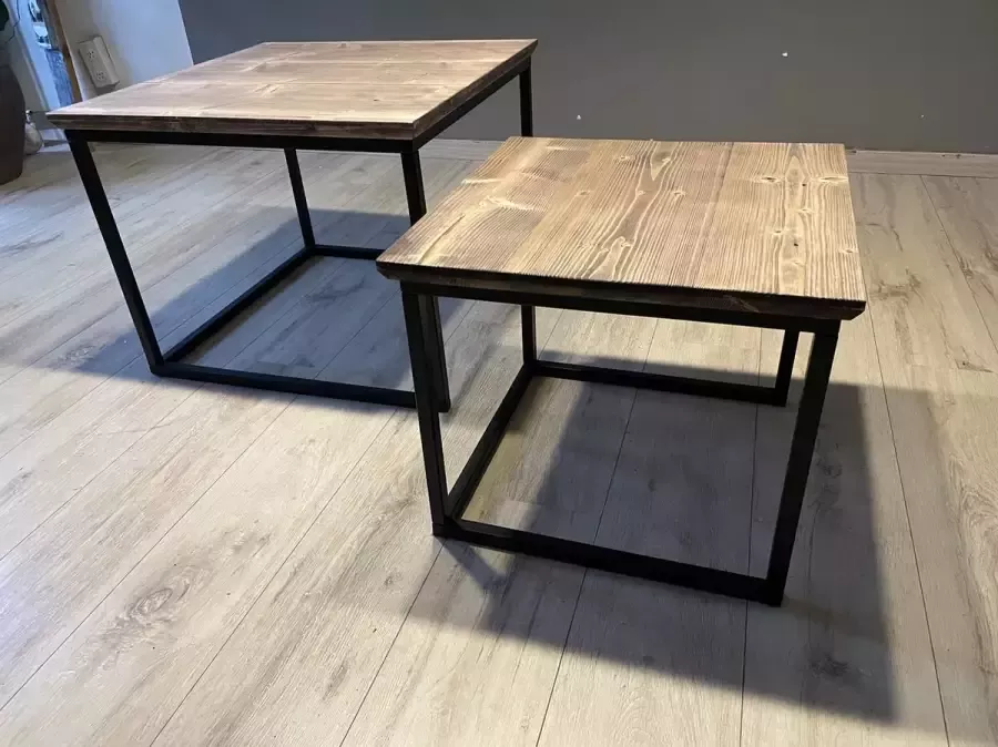 Quattro Design meubels Vierkante salontafels (set van 2) Steigerhout Ø 75cm en Ø 55cm tafelblad steigerhout stalen onderstel Quattro Design