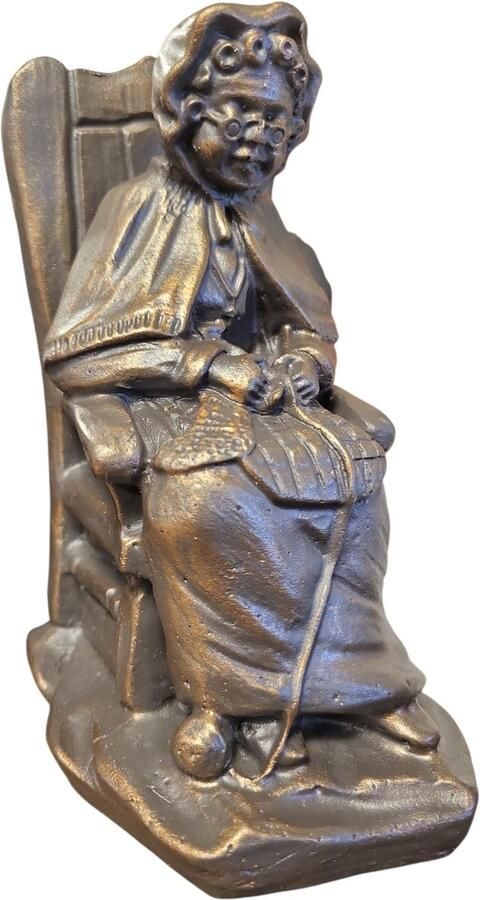 Rawa Geschenken Oma zittend in fauteuil Oma zittend in stoel 9x17x11 cm Neolith Brons kleurig Gezins beeld