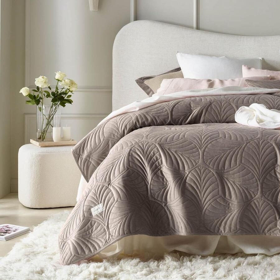 ROOM99 Feel Elegante sprei in bruin 200 x 220 cm veelzijdige woondeken als bedsprei of banksprei sprei voor bed en bank quilt stijl ideaal als sprei fluweel