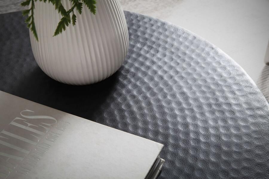 Rootz Living Rootz Modern Design Ronde Salontafel Elegante Lattenlook Gehamerd Tafelblad Handgemaakt Uniek Gepoedercoat Aluminium 65cm x 65cm x 35cm