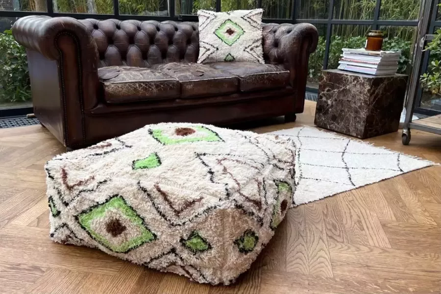 Rozenkelim Berber poef van katoen met groen wit zwart en bruin. 60cm x 60cm x 25cm. Inclusief vulling