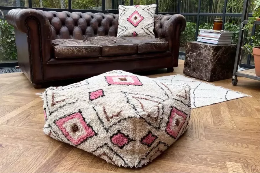 Rozenkelim Berber poef van katoen met roze wit zwart en bruin. 60cm x 60cm x 25cm. Inclusief vulling