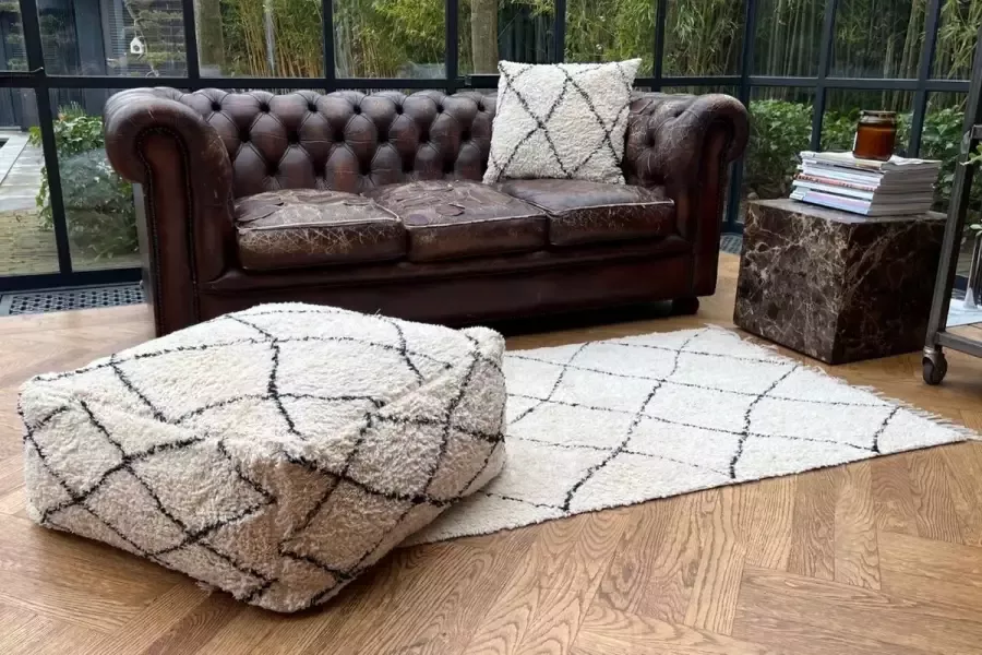 Rozenkelim Berber poef van katoen wit met zwarte ruiten. 60cm x 60cm x 25cm. Inclusief vulling - Foto 2