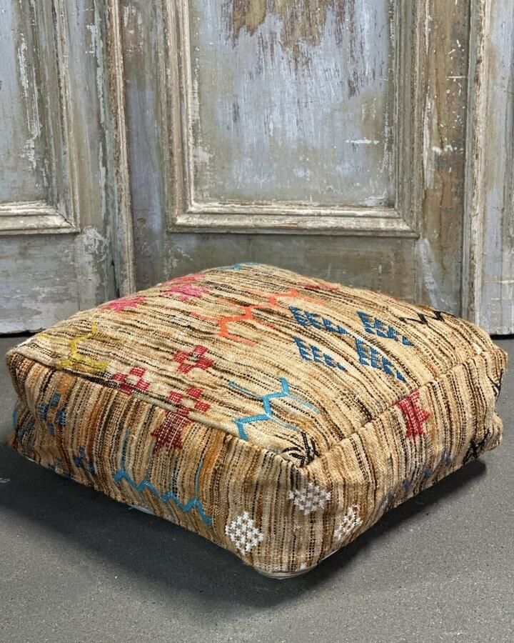 Rozenkelim Handgemaakte Marokkaanse poef 60cm x 60cm x 25cm incl. vulling