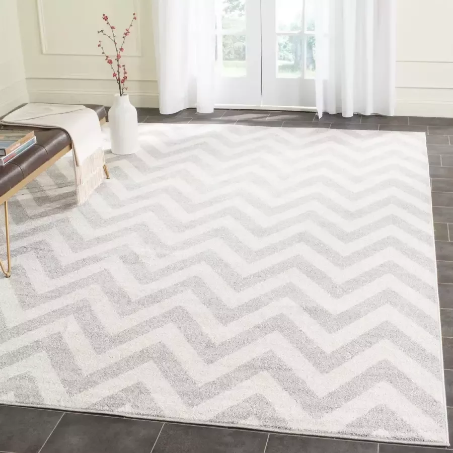 Safavieh Chevron Geweven Binnen Outdoor Vloerkleed Amherst Collectie AMT419 in Lichtgrijs & Beige 91 X 152 cm
