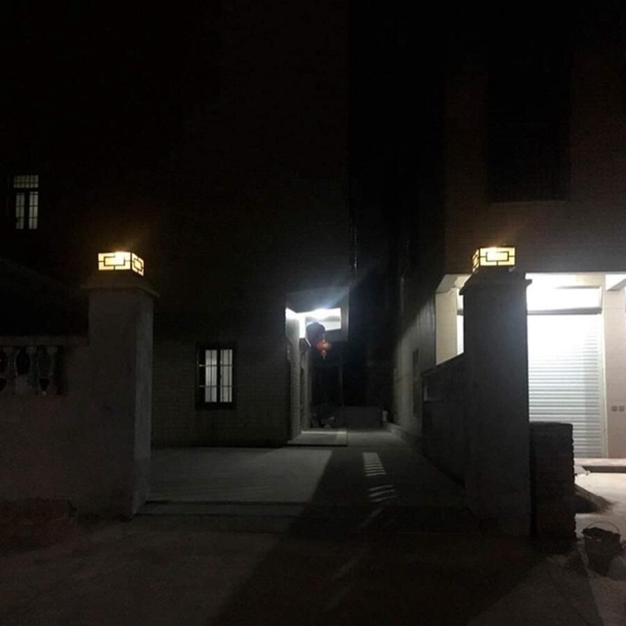 Senza Marchio LED Solar Column Lamp Outdoor Regendicht en waterdicht Retro Post Bolder Light Patio Landschap voor Tuin Villa Gazon Decking Vintage Aluminium Metaal acryl Pijler Lantaarn