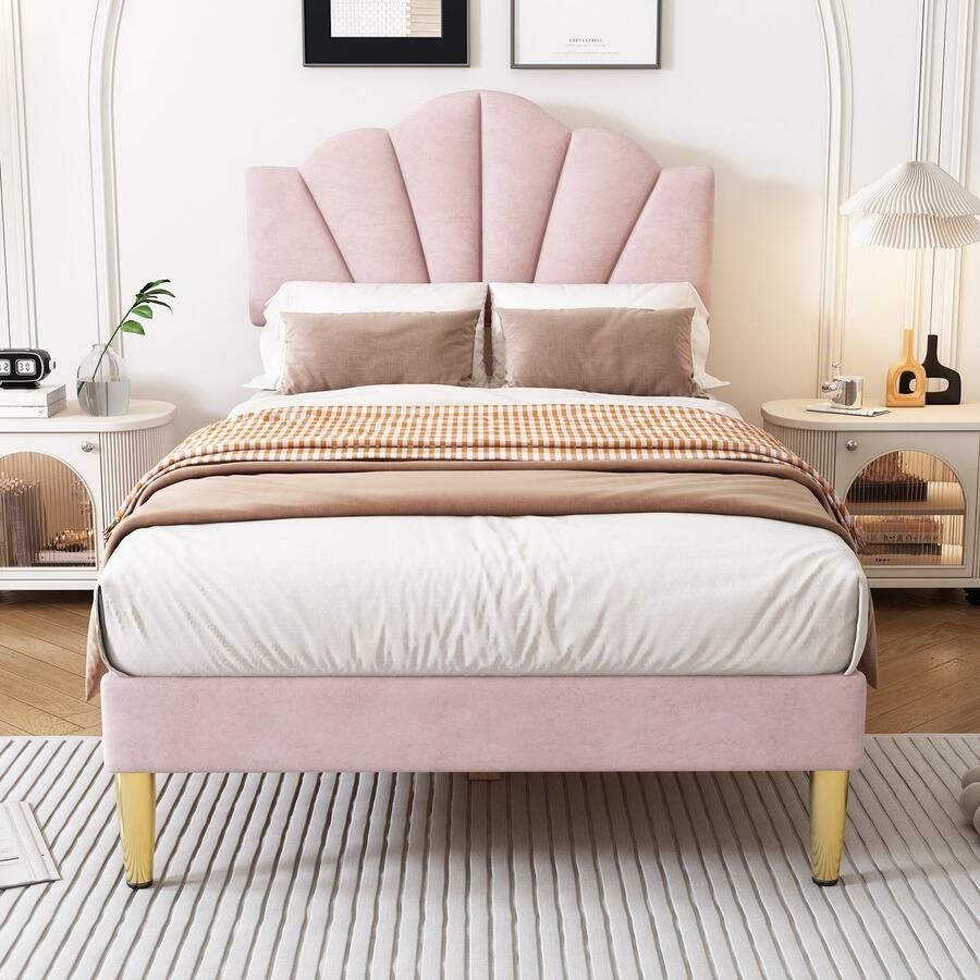 Singularity -Fluwelen- gestoffeerd bed- 90 x 200 cm- schelpvormig bed met gouden ijzeren poten- in hoogte verstelbaar hoofdeinde- houten lattenbodem- roze- zonder matras