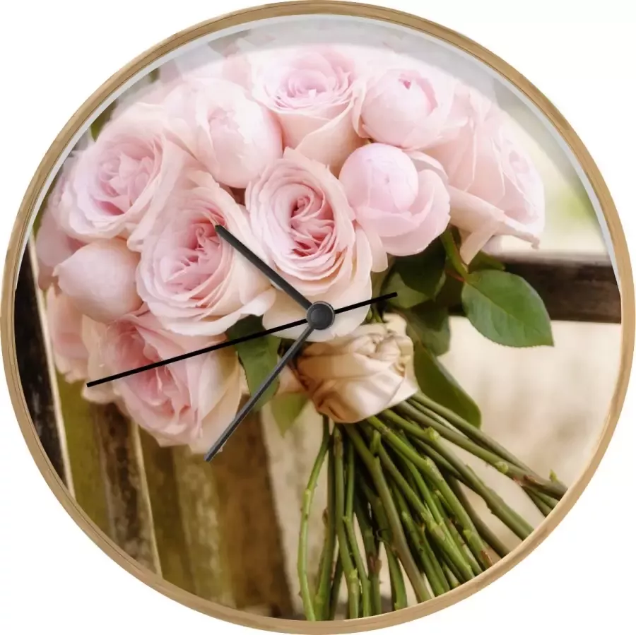 SoManyClocks Klok Ø 30 cm Een boeket van roze rozen op een houten bank Houtkleurig Wandklok
