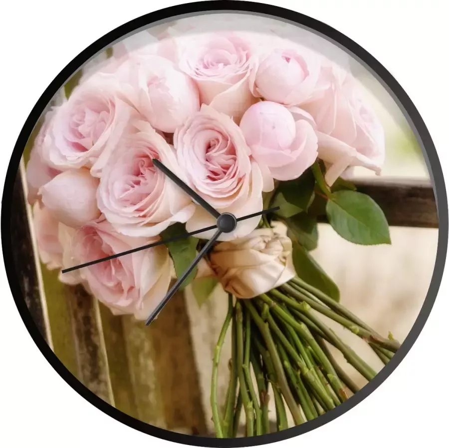 SoManyClocks Klok Ø 30 cm Een boeket van roze rozen op een houten bank Zwart Wandklok