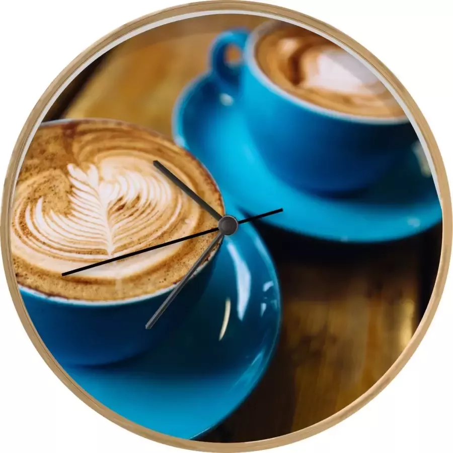 SoManyClocks Klok Ø 30 cm Twee blauwe koppen koffie op een houten tafel Houtkleurig Wandklok