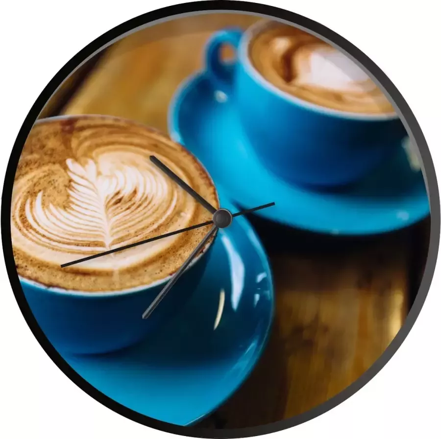 SoManyClocks Klok Ø 30 cm Twee blauwe koppen koffie op een houten tafel Zwart Wandklok