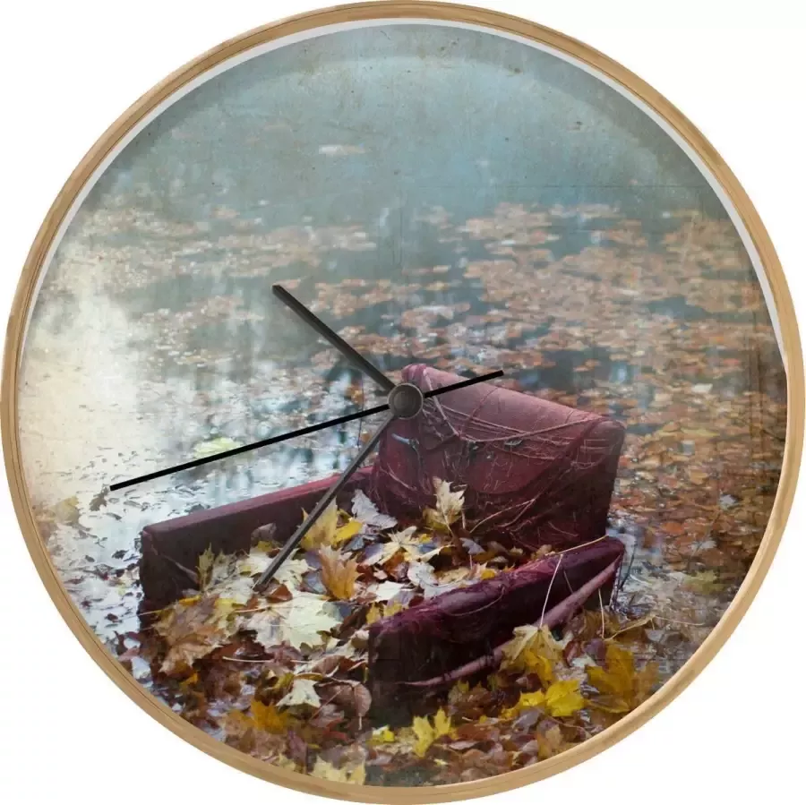 SoManyClocks Klok Heerlijke Herfst Ø 30 cm Herfstbladeren op stoel in mistig bos Modern Houtkleurige wandklok met foto