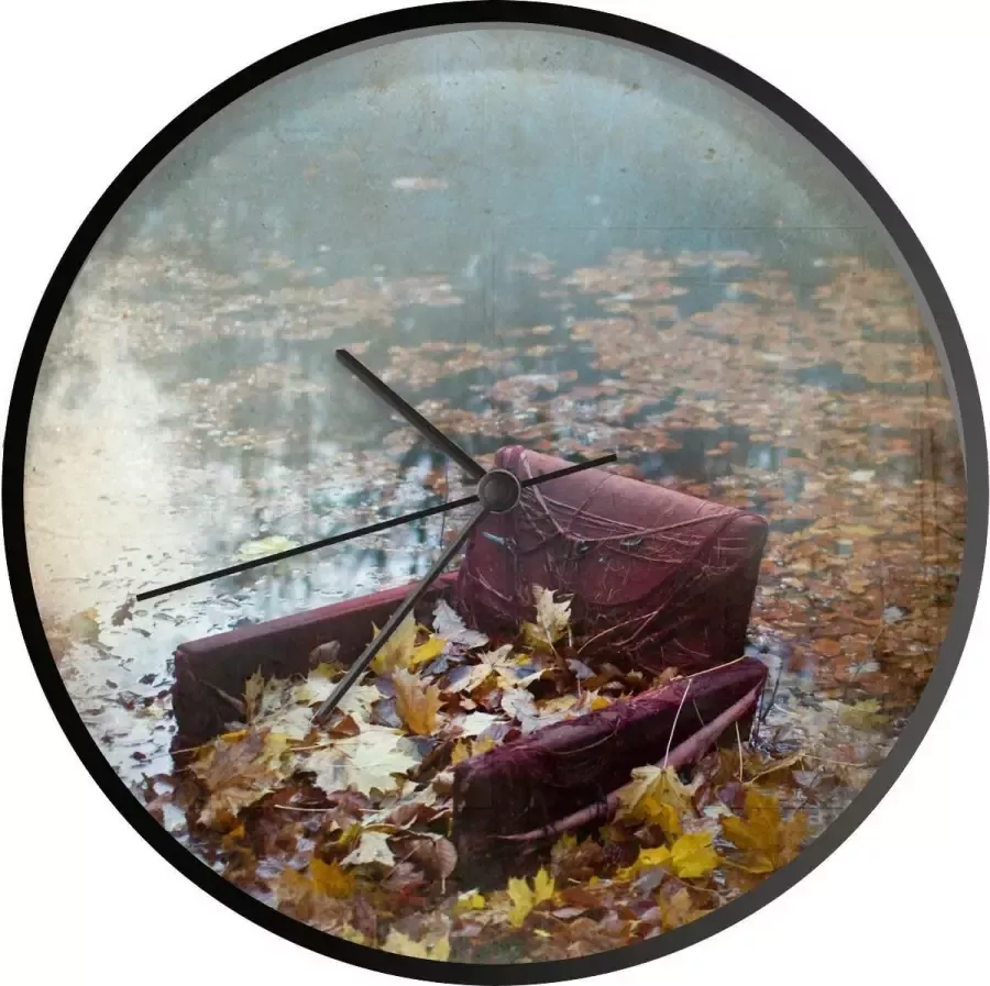 SoManyClocks Klok Heerlijke Herfst Ø 30 cm Herfstbladeren op stoel in mistig bos Modern Zwarte wandklok met foto