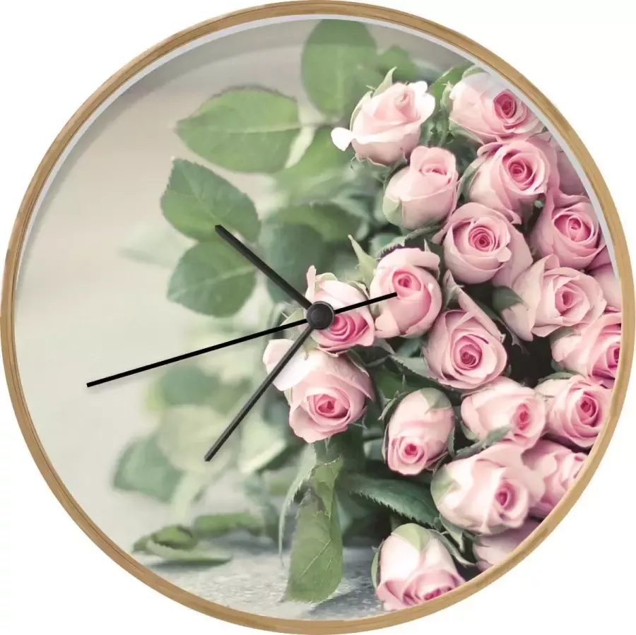SoManyClocks Klok Roze roos Ø 30 cm Een grote boek van roze rozen ligt op een tafel Modern Houtkleurige wandklok met foto