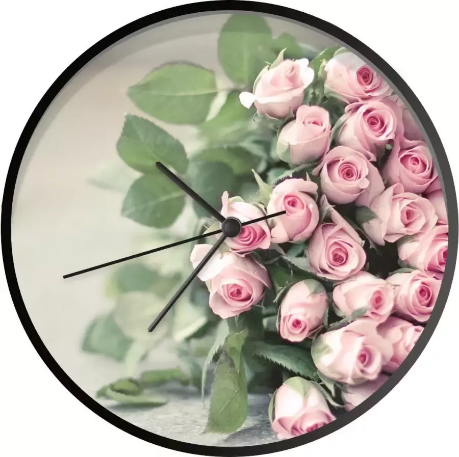 SoManyClocks Klok Roze roos Ø 30 cm Een grote boek van roze rozen ligt op een tafel Modern Zwarte wandklok met foto