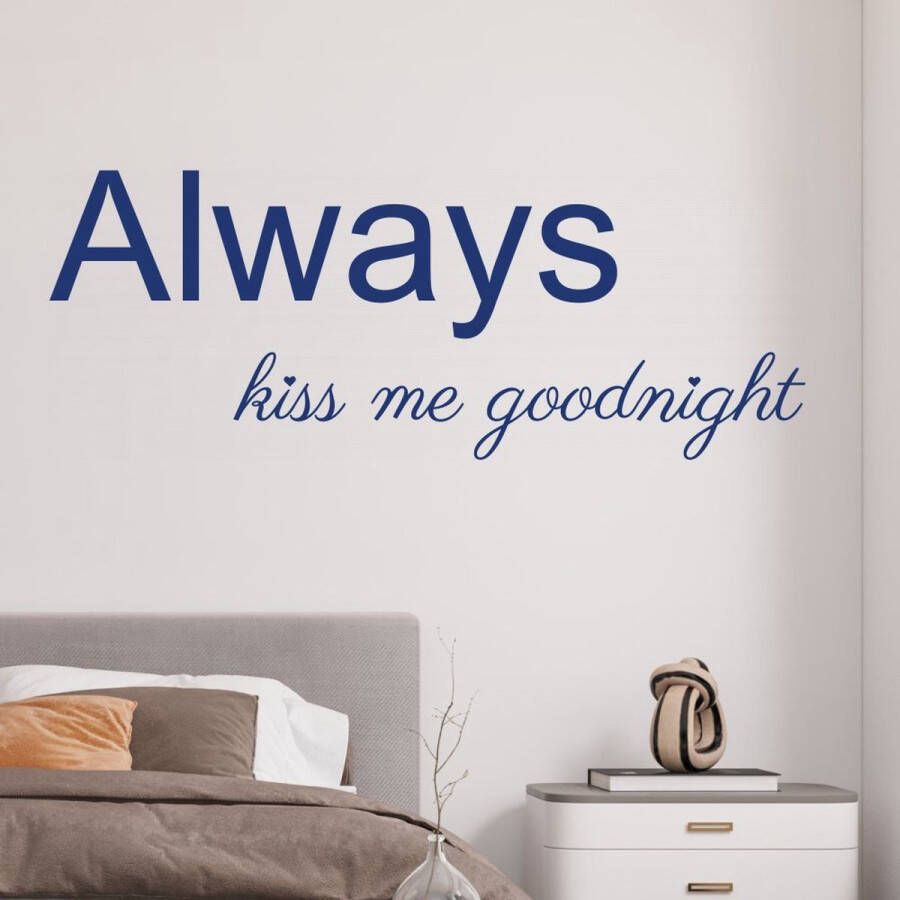 Stickerheld Muursticker Always kiss me goodnight Slaapkamer Liefde Boven je bed Engelse Teksten Mat Donkerblauw 41.3x107.8cm